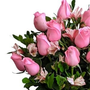 Alternative view of Florero de vidrio con 12 rosas rosadas