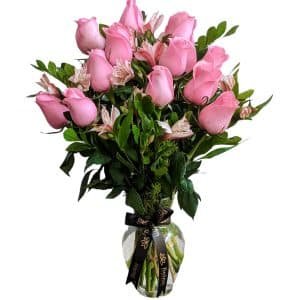 Florero de vidrio con 12 rosas rosadas
