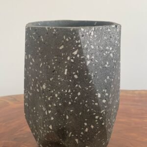 Alternative view of Maceta vaso geométrico de terrazo negro + planta | 28 cm