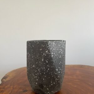 Maceta vaso geométrico de terrazo negro + planta | 28 cm