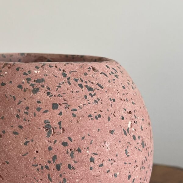 Maceta esfera de terrazo rosado + planta | 22 cm - Imagen 3