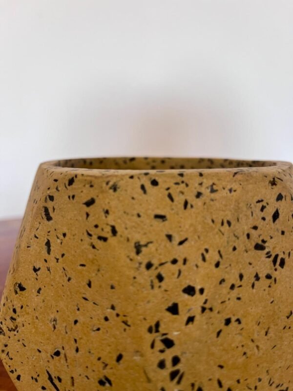 Maceta base geométrica de terrazo amarilla + planta | 22 cm - Imagen 2