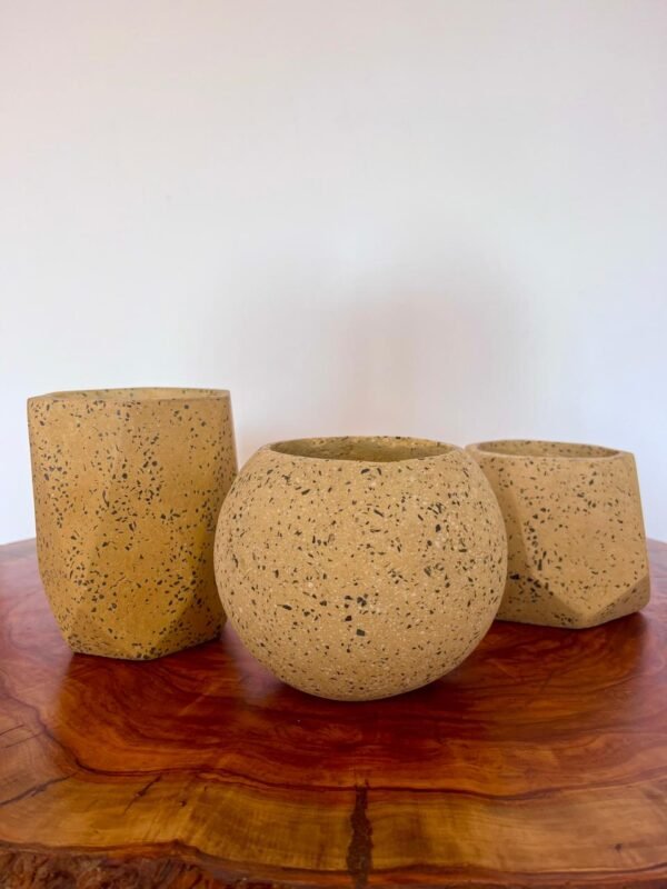 Maceta base geométrica de terrazo amarilla + planta | 22 cm - Imagen 4